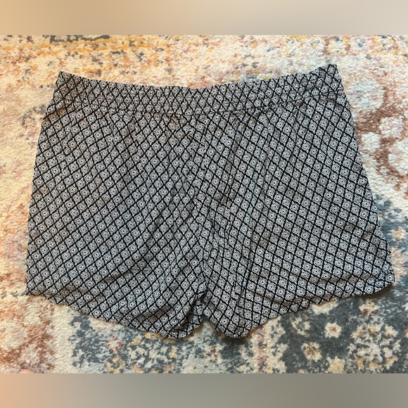 Old Navy Pattern Shorts - Picture 2 of 7